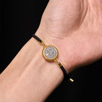 Pulsera ajustable con cordón negro y medalla de San Benito