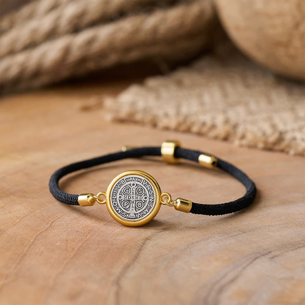 Pulsera ajustable con cordón negro y medalla de San Benito