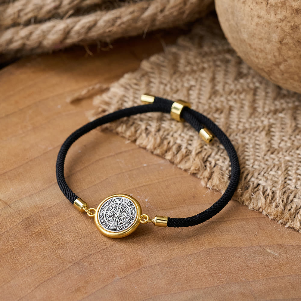 Pulsera ajustable con cordón negro y medalla de San Benito