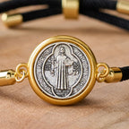 Pulsera ajustable con cordón negro y medalla de San Benito