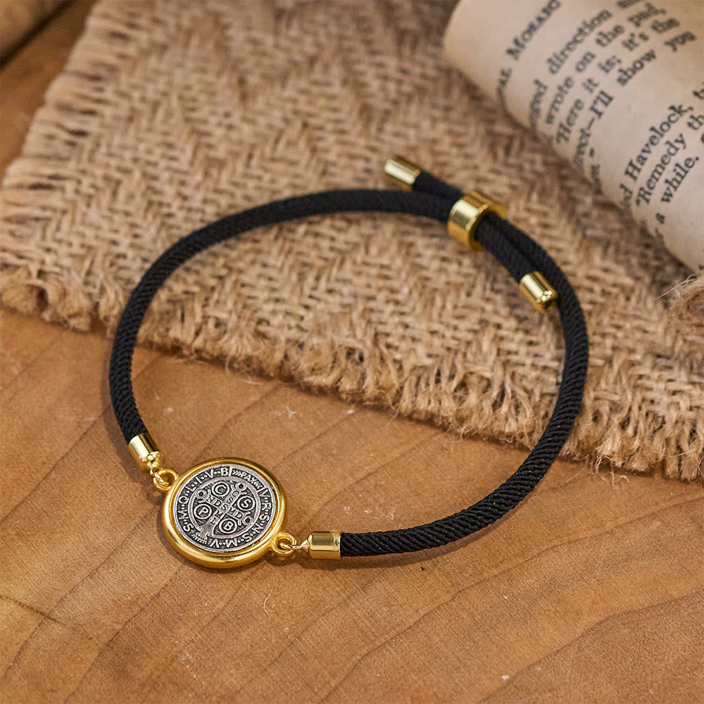 Pulsera ajustable con cordón negro y medalla de San Benito