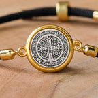 Pulsera ajustable con cordón negro y medalla de San Benito