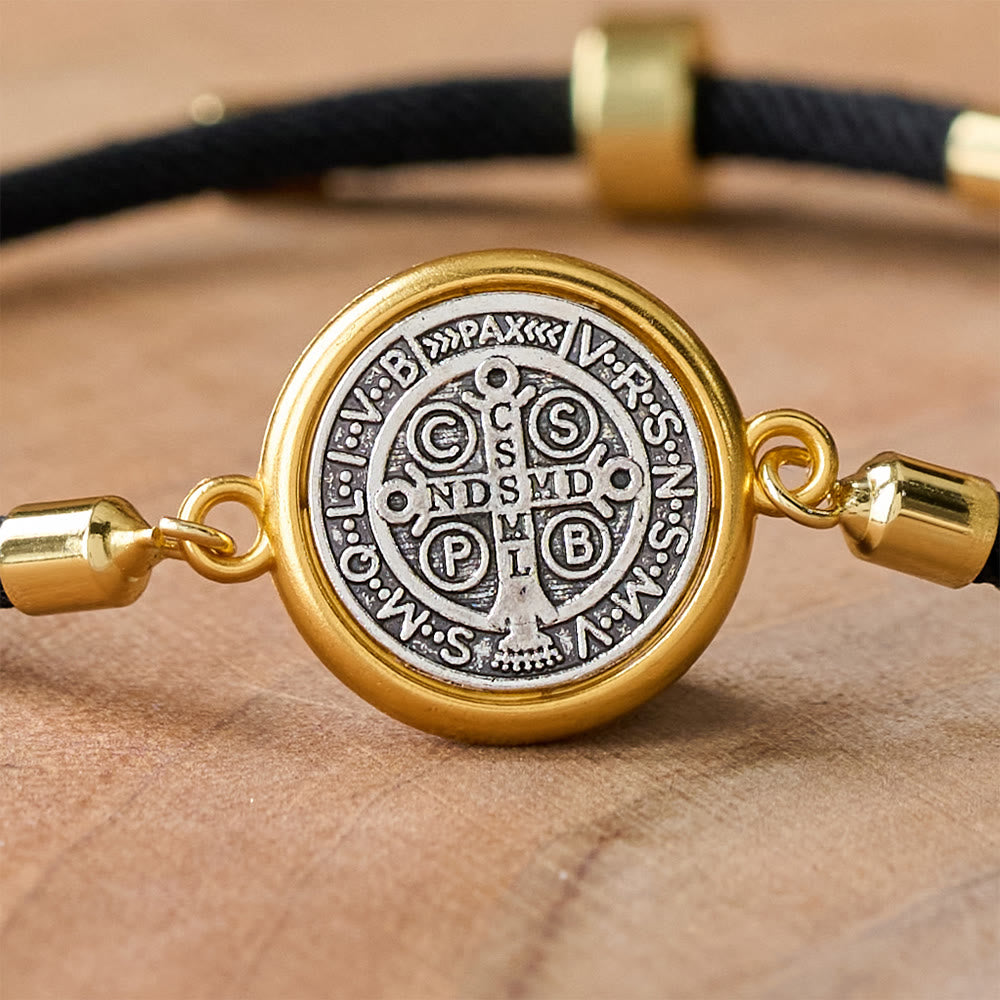 Pulsera ajustable con cordón negro y medalla de San Benito