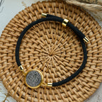 Pulsera ajustable con cordón negro y medalla de San Benito