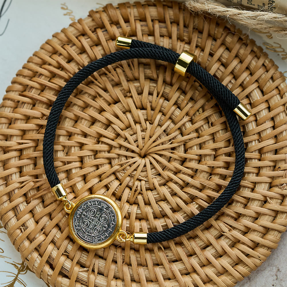 Pulsera ajustable con cordón negro y medalla de San Benito