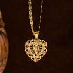 Collar Corazón de Nuestra Señora Calado con Acento de Rosa: Un recordatorio diario de Su intercesión