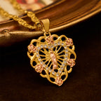 Collar Corazón de Nuestra Señora Calado con Acento de Rosa: Un recordatorio diario de Su intercesión