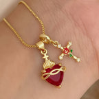 Collar con colgante del Sagrado Corazón y la Rosa Cruz: Encarna el amor divino y la gracia redentora