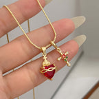 Collar con colgante del Sagrado Corazón y la Rosa Cruz: Encarna el amor divino y la gracia redentora