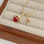 Collar con colgante del Sagrado Corazón y la Rosa Cruz: Encarna el amor divino y la gracia redentora