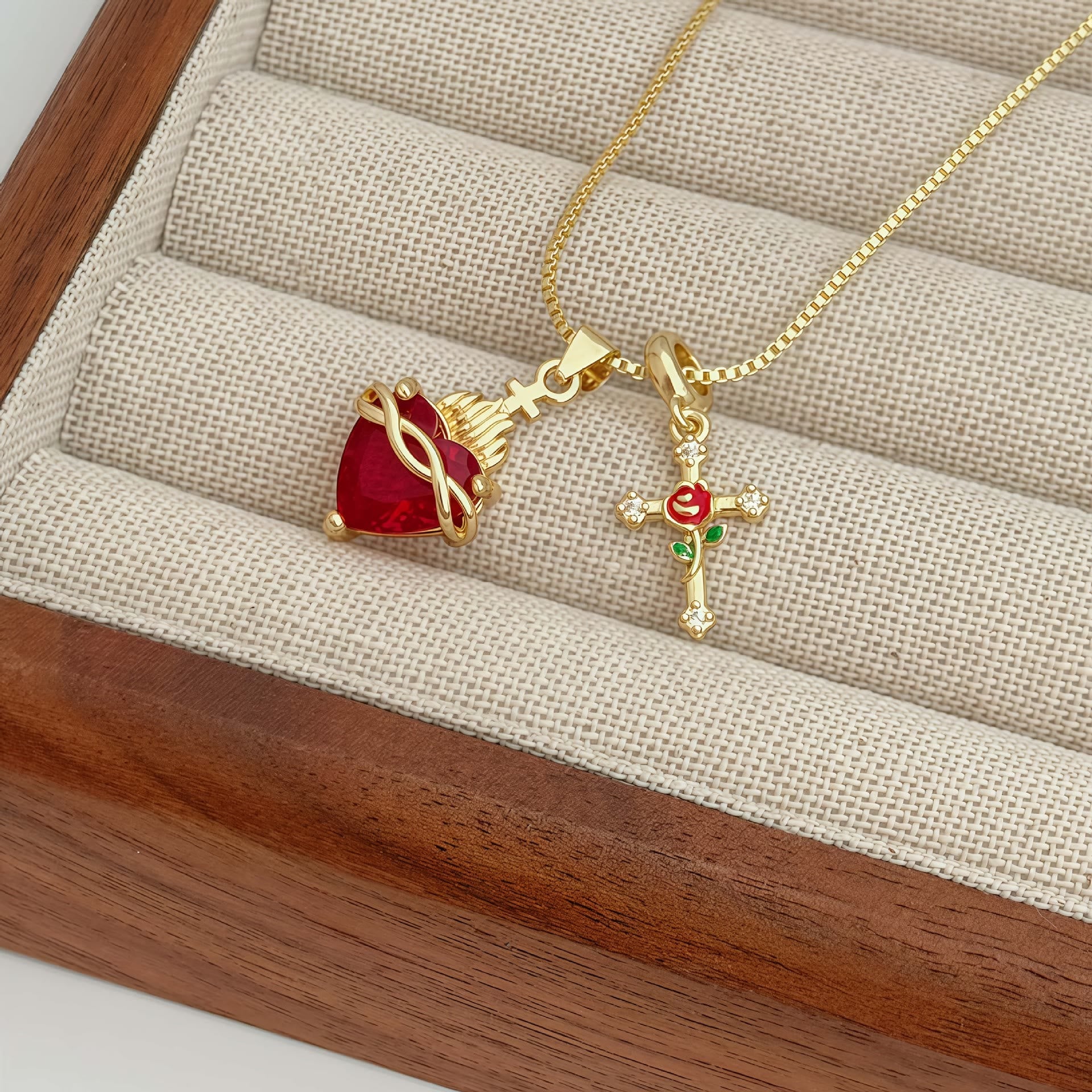 Collar con colgante del Sagrado Corazón y la Rosa Cruz: Encarna el amor divino y la gracia redentora