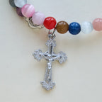Pulsera de rosario de alambre de memoria de ojo de gato multicolor de 6 mm con detalles de San Benito