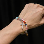 Pulsera de rosario de alambre de memoria de ojo de gato multicolor de 6 mm con detalles de San Benito