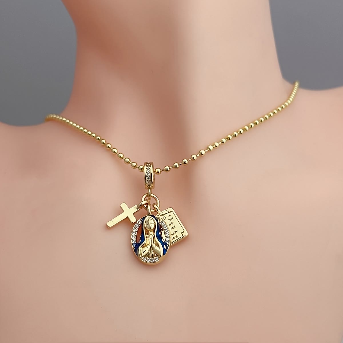 Conjunto de joyas con el dije de Nuestra Señora de Gracia: Un símbolo de devoción eterna