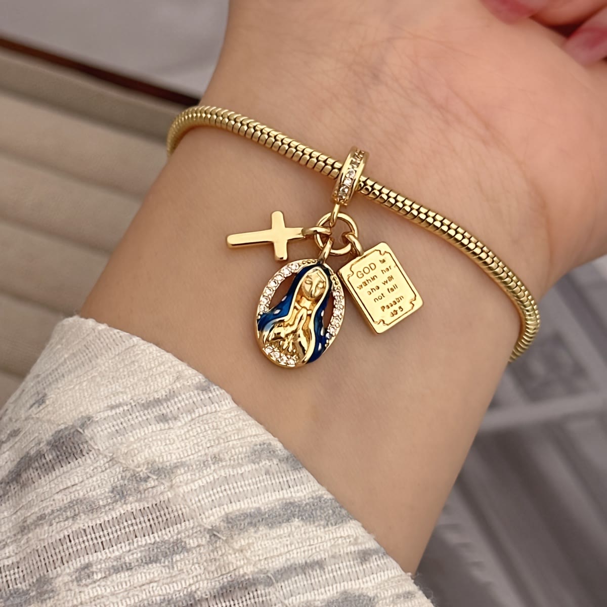 Conjunto de joyas con el dije de Nuestra Señora de Gracia: Un símbolo de devoción eterna