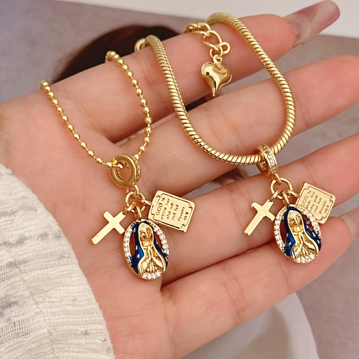 Conjunto de joyas con el dije de Nuestra Señora de Gracia: Un símbolo de devoción eterna