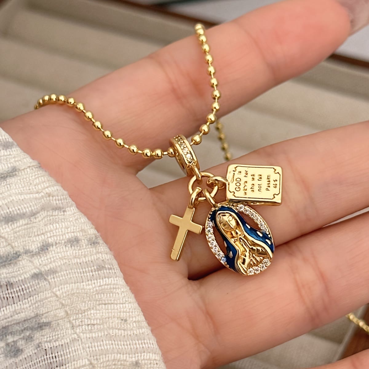 Conjunto de joyas con el dije de Nuestra Señora de Gracia: Un símbolo de devoción eterna