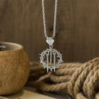Collar de cadena con espinas, clavos y cuerda: un símbolo de sacrificio redentor