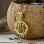Collar de cadena con espinas, clavos y cuerda: un símbolo de sacrificio redentor