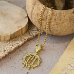Collar de cadena con espinas, clavos y cuerda: un símbolo de sacrificio redentor