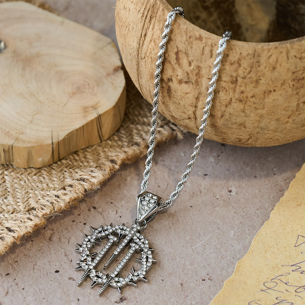 Collar de cadena con espinas, clavos y cuerda: un símbolo de sacrificio redentor