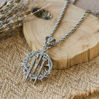 Collar de cadena con espinas, clavos y cuerda: un símbolo de sacrificio redentor