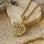 Collar de cadena con espinas, clavos y cuerda: un símbolo de sacrificio redentor