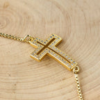 Pulsera con Cruz de Zirconia Dorada/Plateada/Negra: Encarna la Gracia de la Cruz