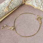 Pulsera con Cruz de Zirconia Dorada/Plateada/Negra: Encarna la Gracia de la Cruz