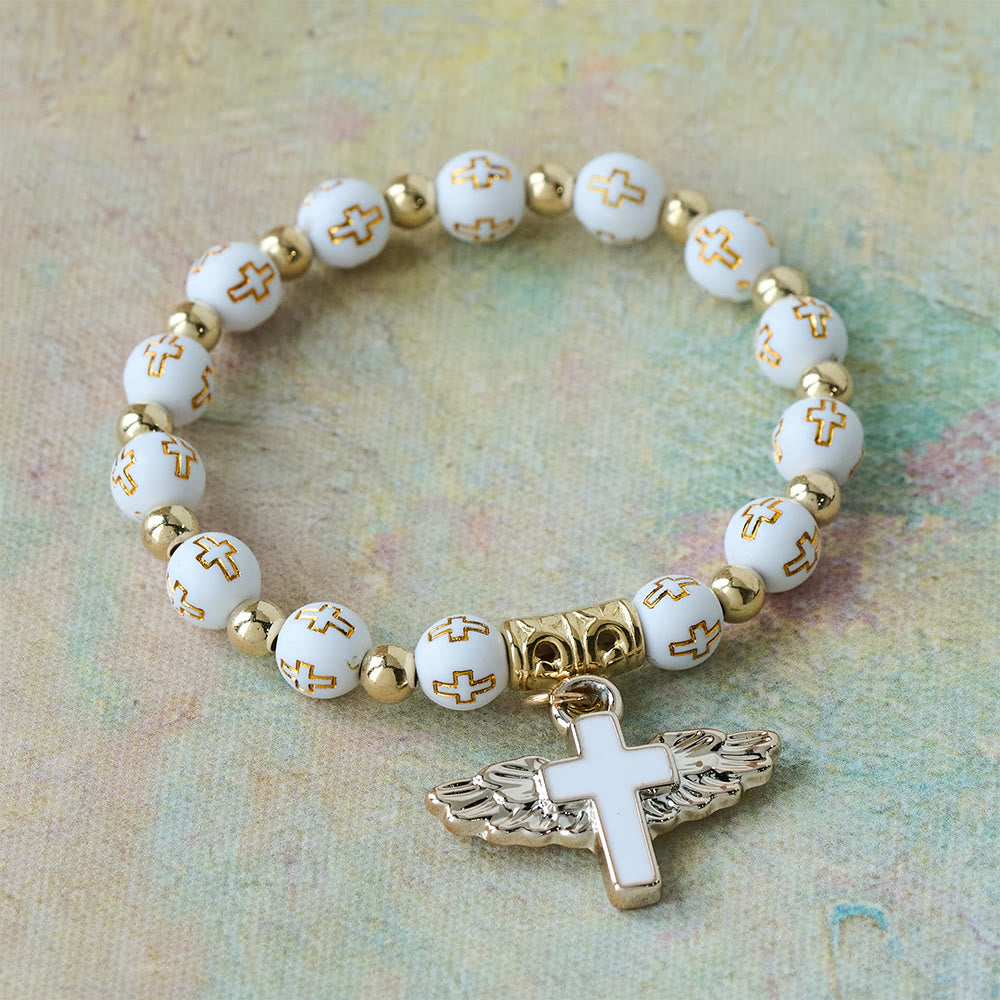 Pulsera con dije de cruz alada: una oración visual de devoción y conexión