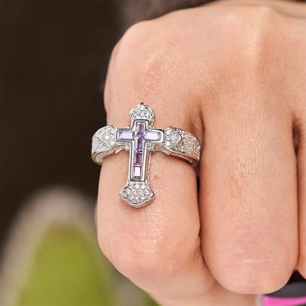 Anillo Central con Diseño de Cruz y Acentos de Circonia Cúbica: Lleva Su Cuidado en tu Uso Diario