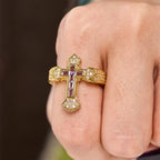 Anillo Central con Diseño de Cruz y Acentos de Circonia Cúbica: Lleva Su Cuidado en tu Uso Diario