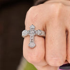 Anillo Central con Diseño de Cruz y Acentos de Circonia Cúbica: Lleva Su Cuidado en tu Uso Diario