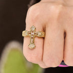 Anillo Central con Diseño de Cruz y Acentos de Circonia Cúbica: Lleva Su Cuidado en tu Uso Diario