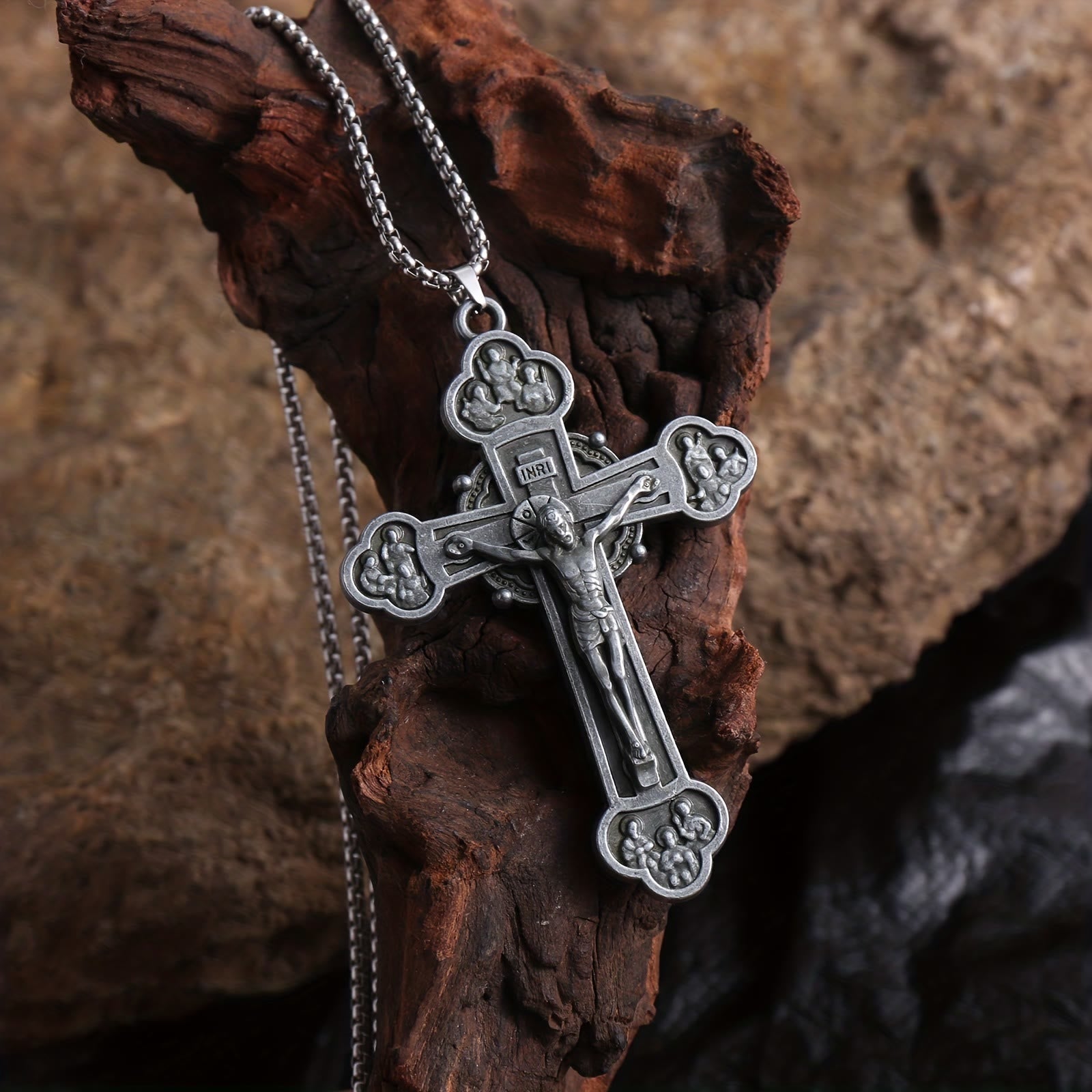 Collar con cadena de eslabones y crucifijo ornamental con silueta de Jesús: un símbolo de la redención de Cristo