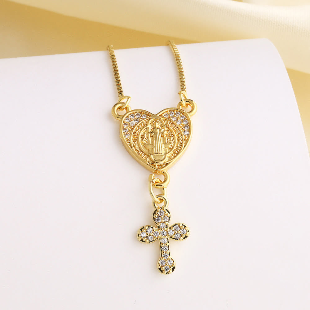 Collar con Colgante de Corazón en Cruz de Nuestra Señora y San Benito con Circonitas: Gracia Divina para el Uso Diario