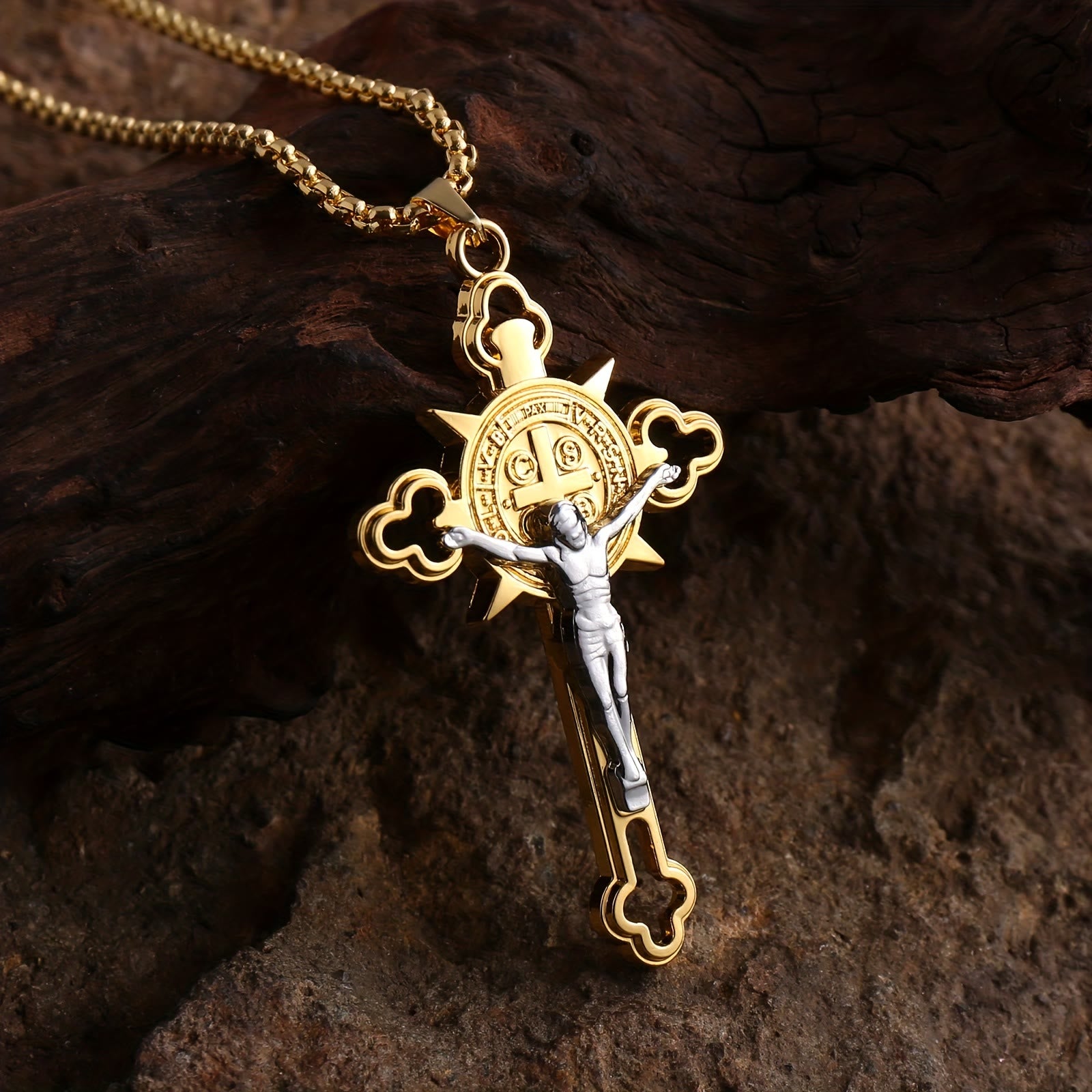 Collar con Colgante de Crucifijo Calado: Símbolo de Fe y Protección Divina