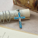 Collar de crucifijo esculpido detallado en azul/plateado: un accesorio sagrado para la devoción