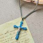 Collar de crucifijo esculpido detallado en azul/plateado: un accesorio sagrado para la devoción