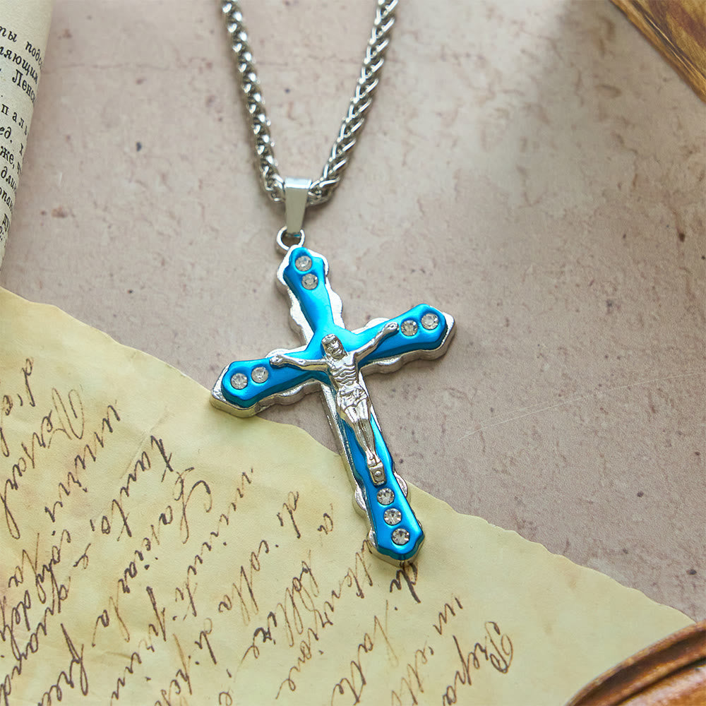 Collar de crucifijo esculpido detallado en azul/plateado: un accesorio sagrado para la devoción