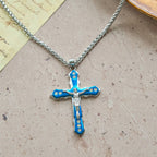 Collar de crucifijo esculpido detallado en azul/plateado: un accesorio sagrado para la devoción