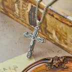 Collar de crucifijo esculpido detallado en azul/plateado: un accesorio sagrado para la devoción