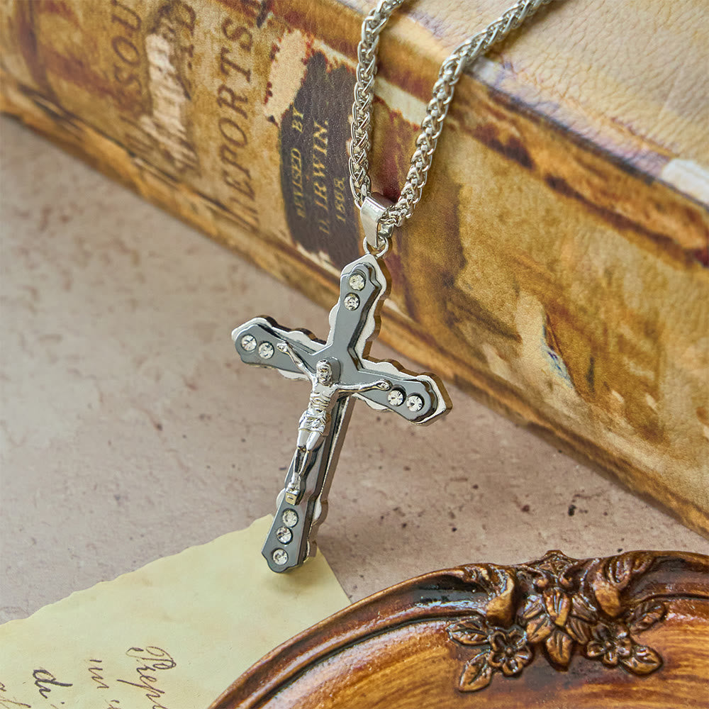 Collar de crucifijo esculpido detallado en azul/plateado: un accesorio sagrado para la devoción