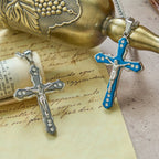 Collar de crucifijo esculpido detallado en azul/plateado: un accesorio sagrado para la devoción