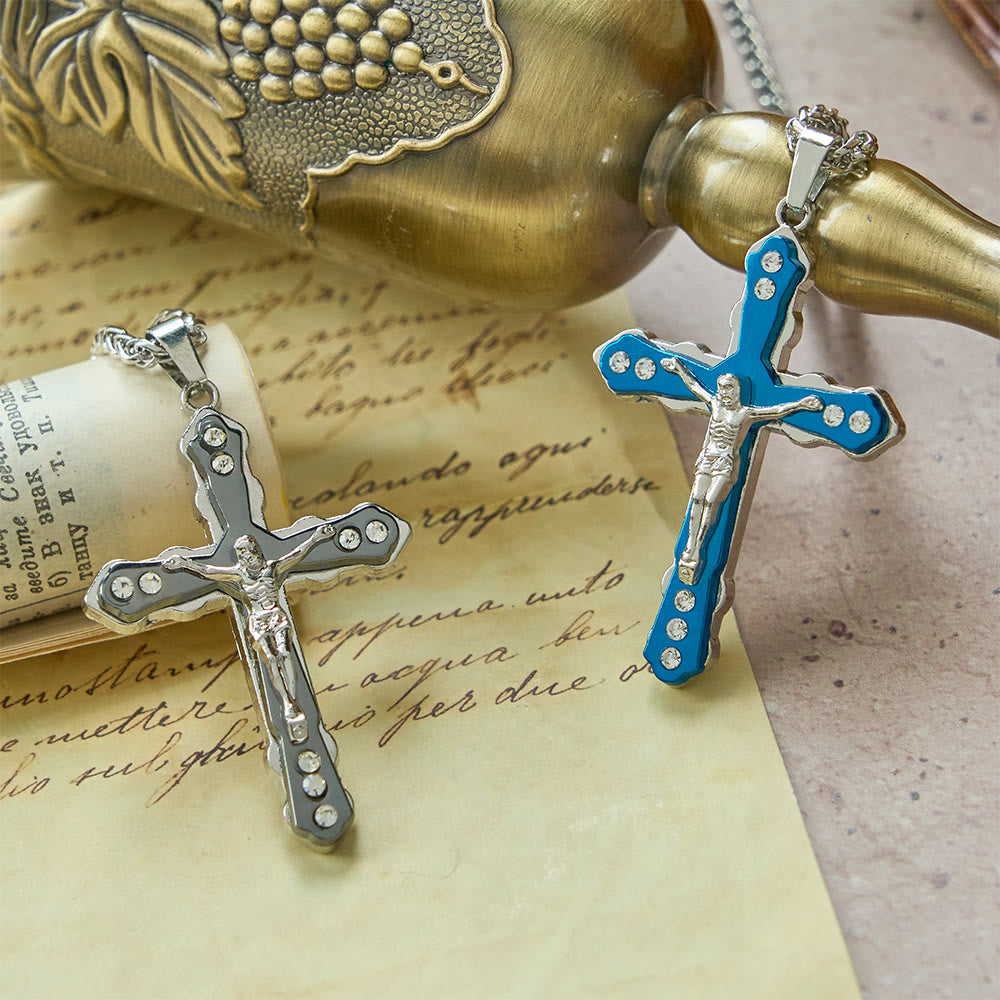 Collar de crucifijo esculpido detallado en azul/plateado: un accesorio sagrado para la devoción