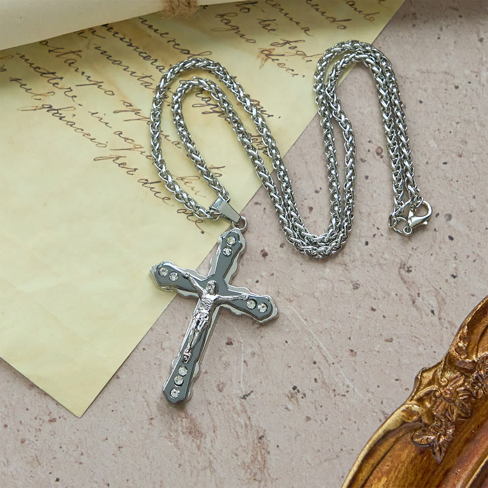 Collar de crucifijo esculpido detallado en azul/plateado: un accesorio sagrado para la devoción