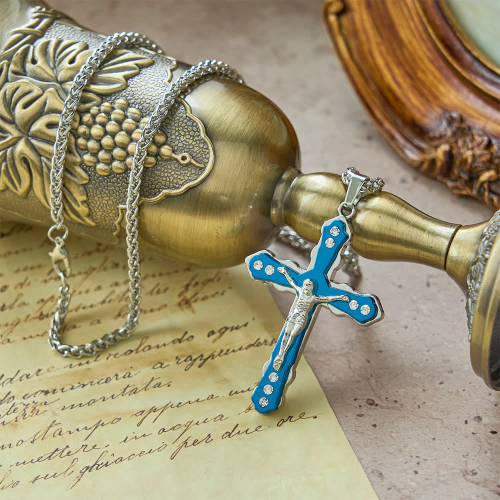 Collar de crucifijo esculpido detallado en azul/plateado: un accesorio sagrado para la devoción