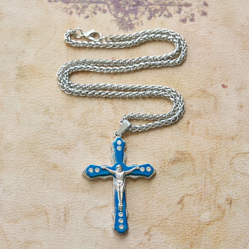 Collar de crucifijo esculpido detallado en azul/plateado: un accesorio sagrado para la devoción