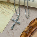 Collar de crucifijo esculpido detallado en azul/plateado: un accesorio sagrado para la devoción