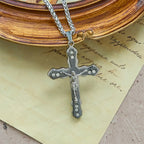 Collar de crucifijo esculpido detallado en azul/plateado: un accesorio sagrado para la devoción
